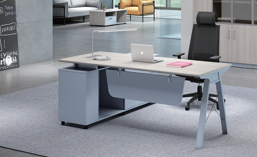 Un pequeño escritorio en la oficina está equipado con una silla de oficina negra.