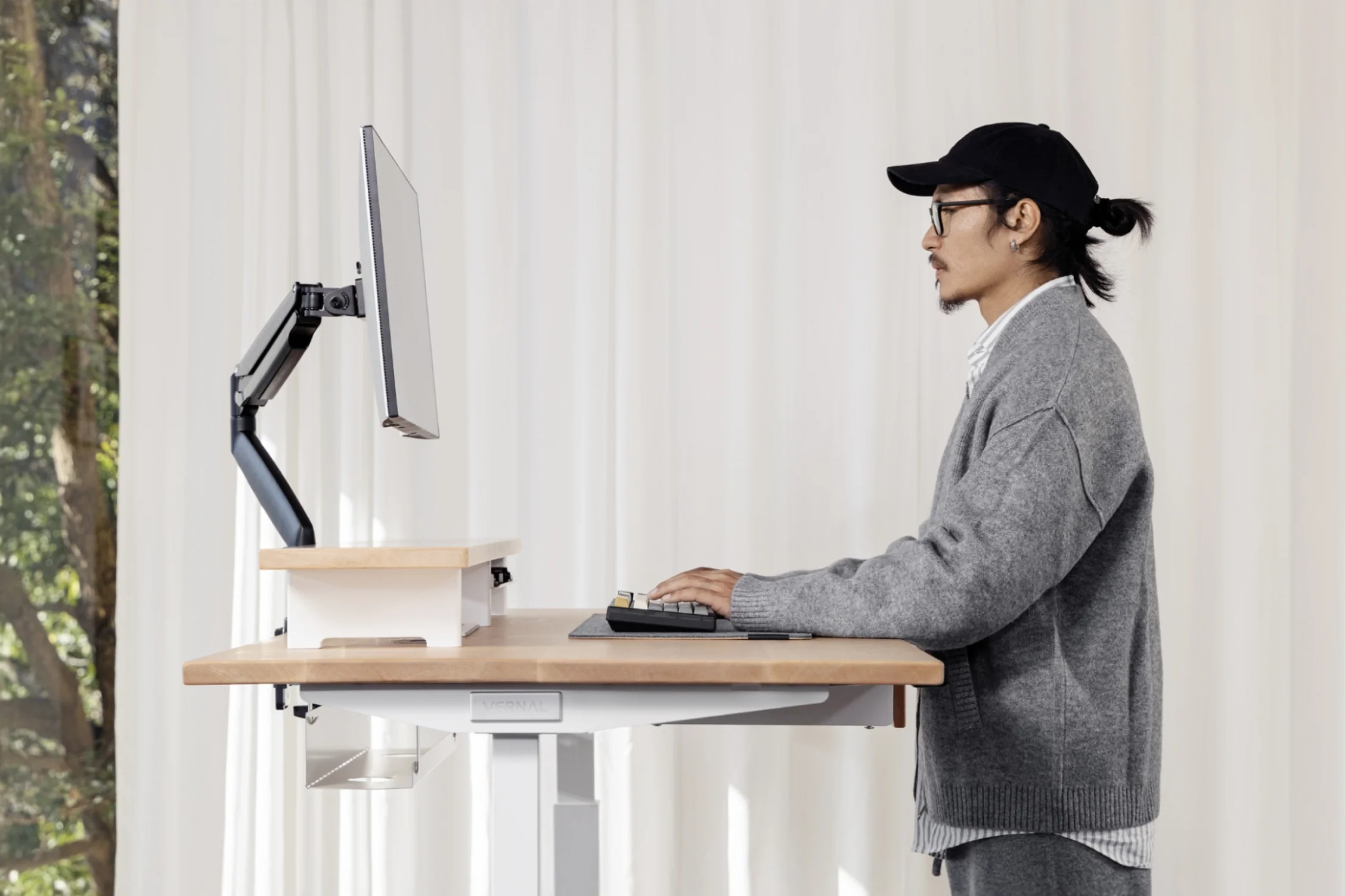 How to Set Up an Ergonomic Desk Height Cómo configurar una altura de escritorio ergonómica