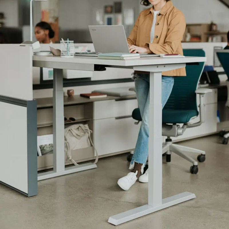height adjustable standing desk in office escritorio de pie ajustable en altura en la oficina