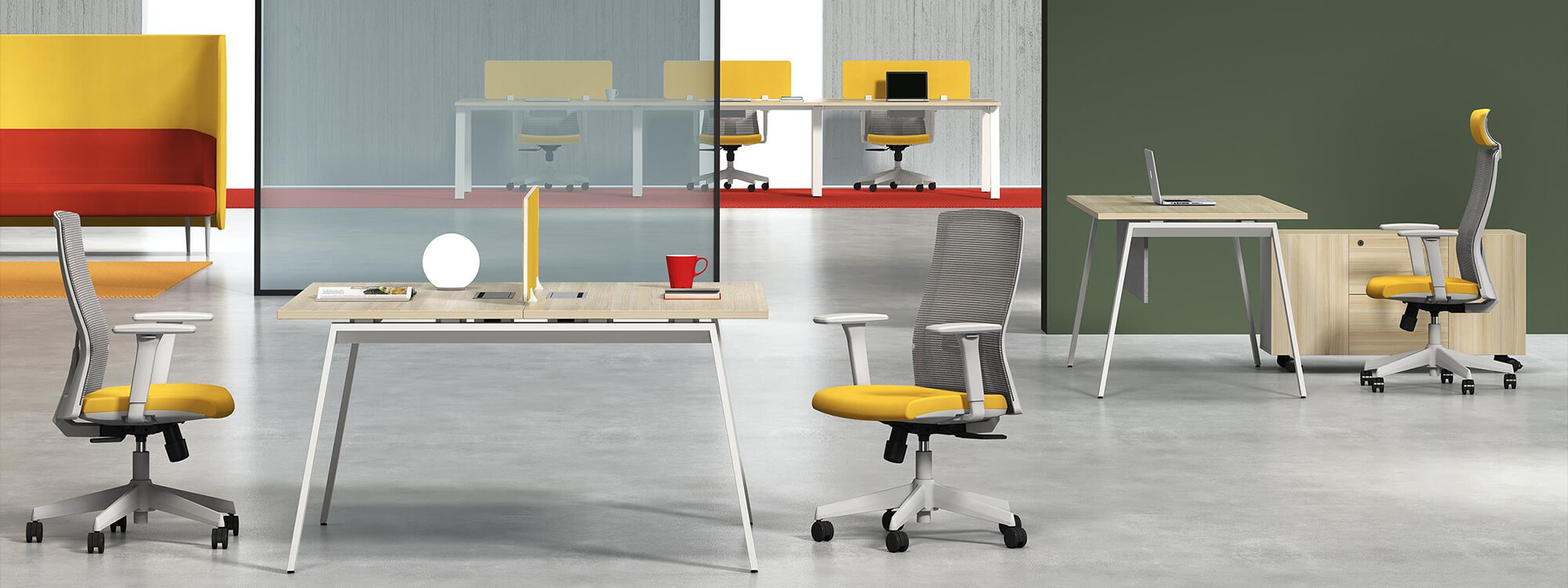 En la oficina hay una estación de trabajo de dos plazas junto a una silla de oficina con un cojín amarillo.
