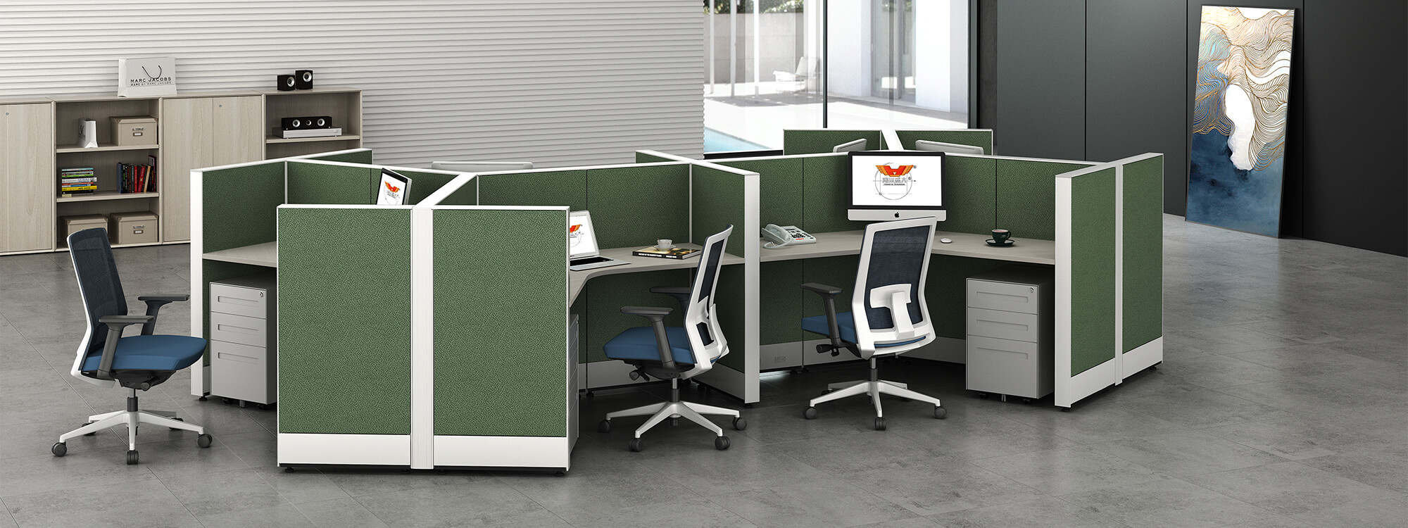 Los cubículos verdes para varias personas acomodan a cada empleado con un espacio separado que reduce las distracciones y aumenta la productividad. 