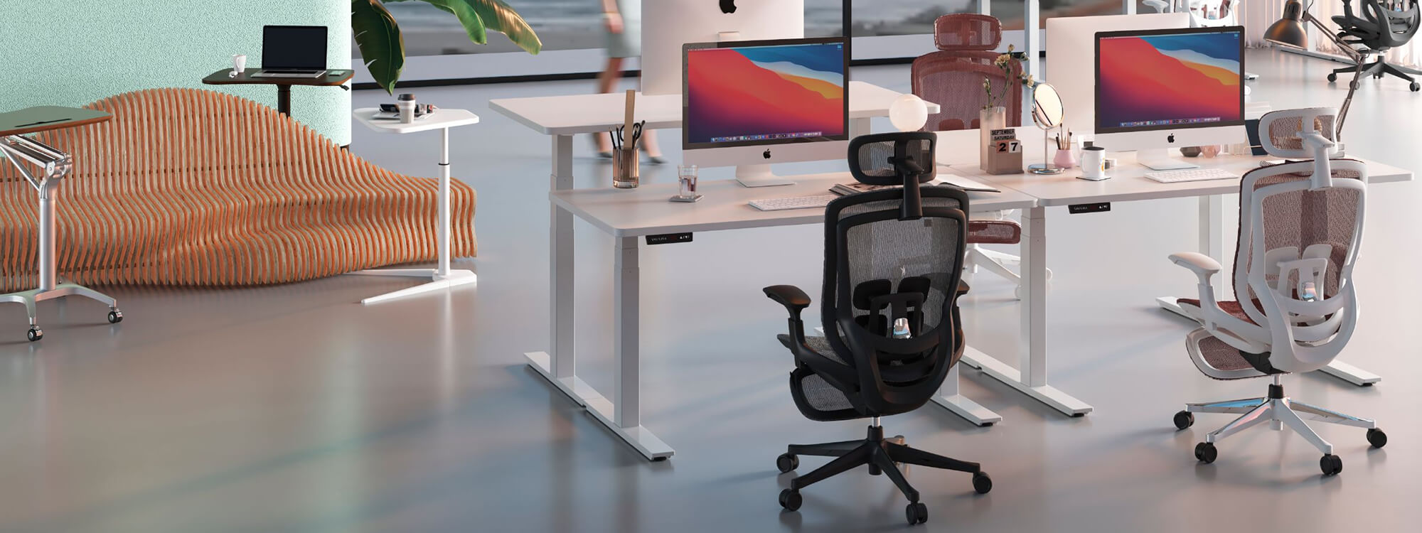 Las estaciones de trabajo para tres y dos personas en la oficina tienen cinco sillas de oficina negras.