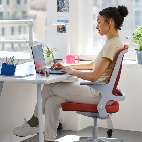 Sillas operativas vers&aacute;tiles para espacios de trabajo flexibles